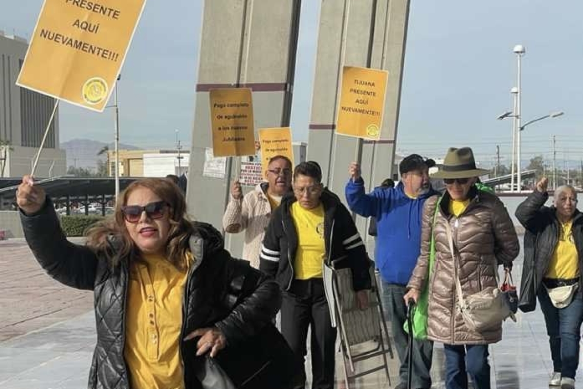 PROTESTAN MAESTROS JUBILADOS POR FALTA DE PAGO DE AGUINALDO 