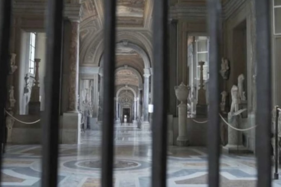 EL VATICANO SACA DE LA CÁMARA SECRETA LAS VESTIMENTAS DE SAN PEDRO Y SAN JUAN