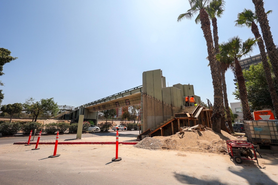 AYUNTAMIENTO DE TIJUANA ADECÚA PUENTE PEATONAL PARA USO DE BICICLETA