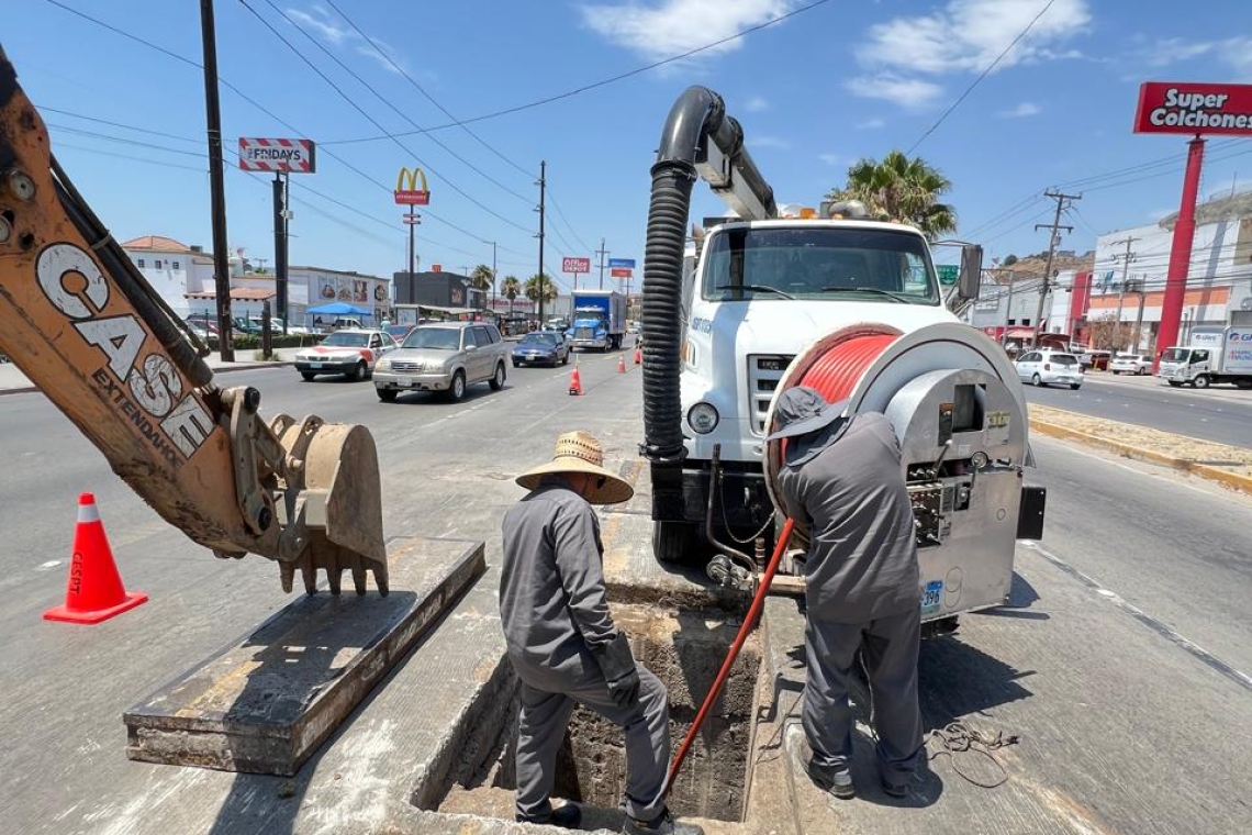 REALIZA CESPT MANTENIMIENTO CORRECTIVO AL COLECTOR INSURGENTES