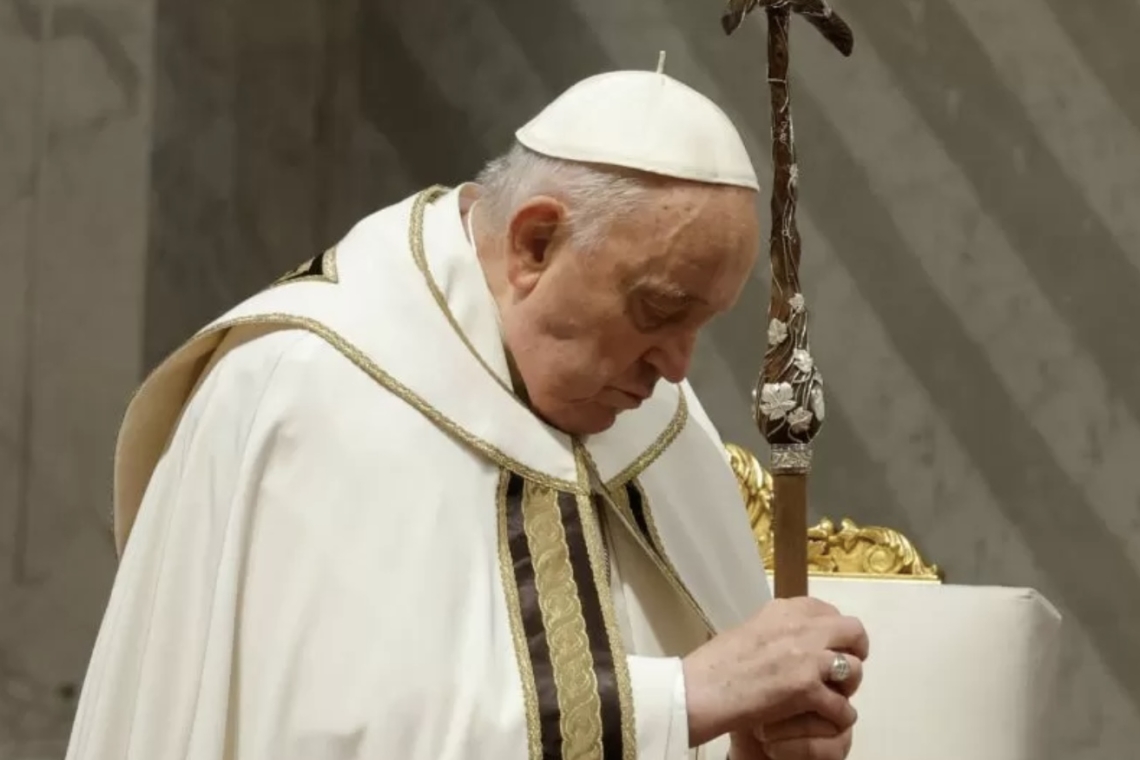 EL PAPA FRANCISCO LE PIDE AYUDA A DIOS ANTES DE DEJAR AL VATICANO 