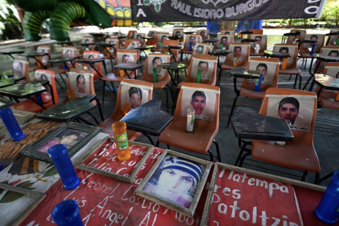 Familiares de los 43 estudiantes de Ayotzinapa inician su recorrido a la CDMX para exigir la verdad