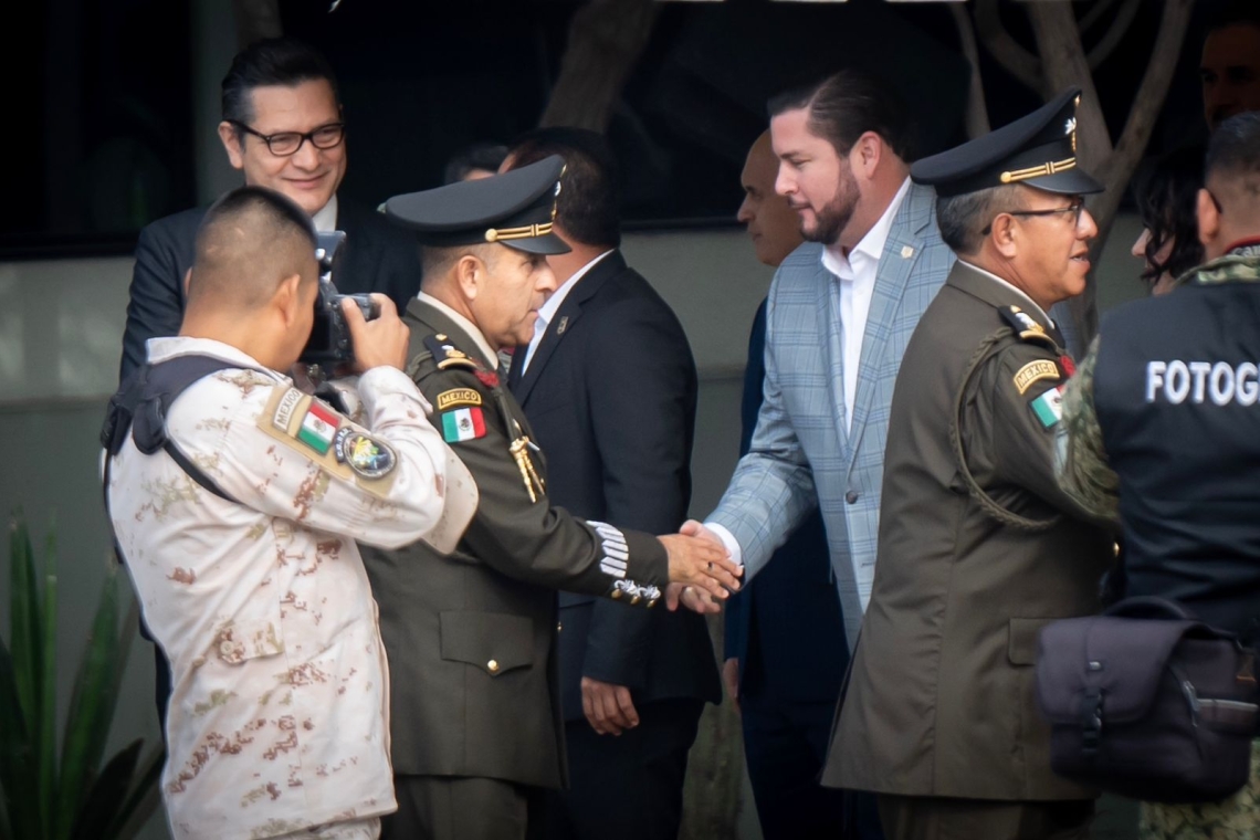 Felicita alcalde a nuevo jefe militar