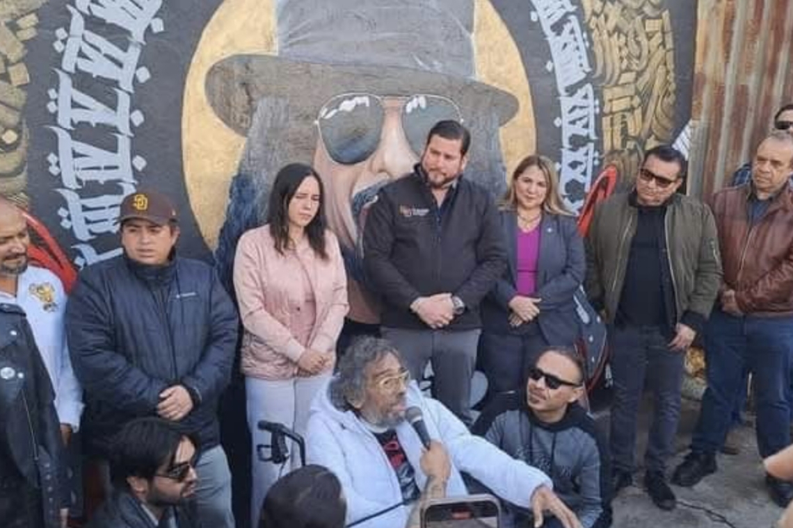 Honran a Javier Bátiz con las llaves de Tijuana