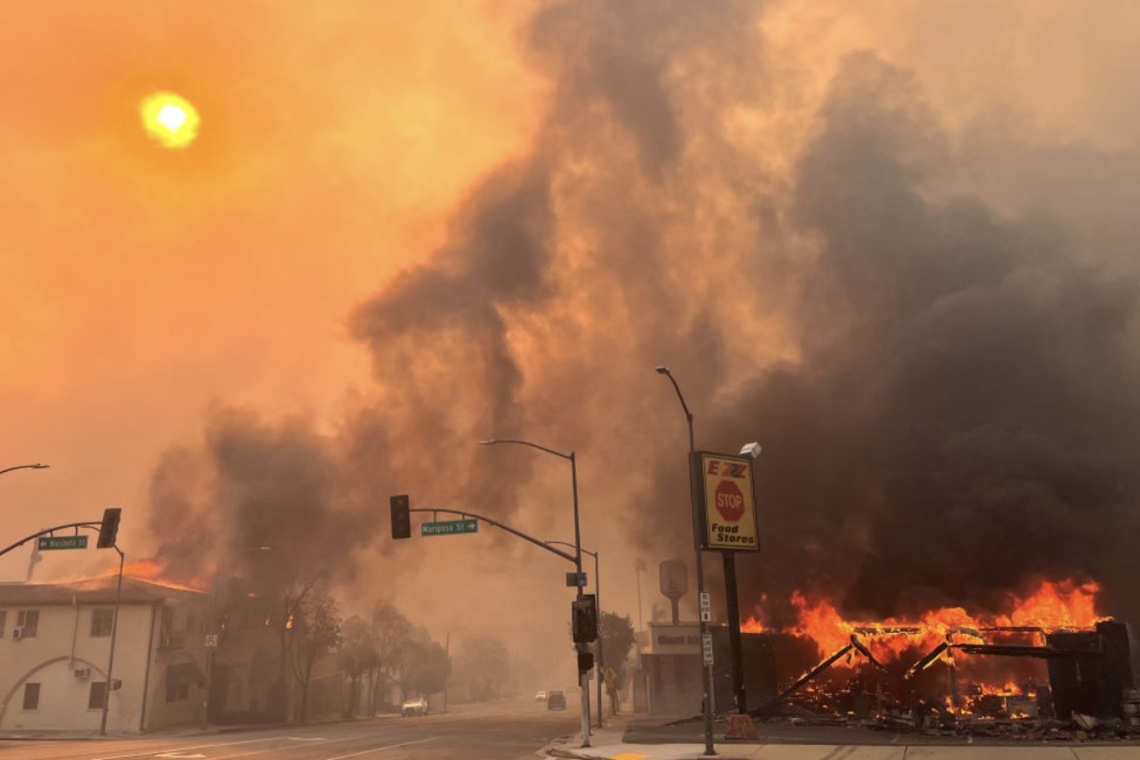 5 mil millones en perdidas, por incendio en Los Ángeles, Ca.