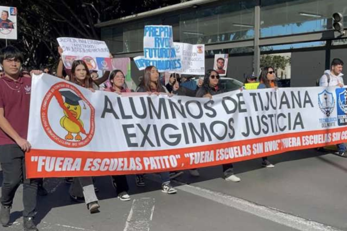 Marchan estudiantes de preparatoria; exigen RVOE y certificados