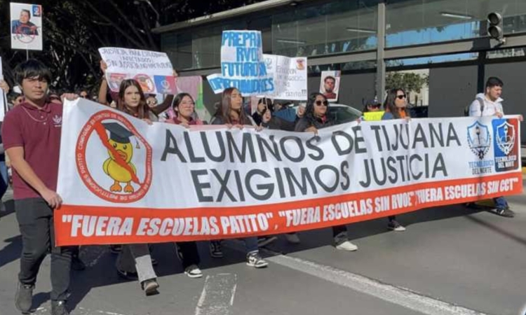 Marchan estudiantes de preparatoria; exigen RVOE y certificados