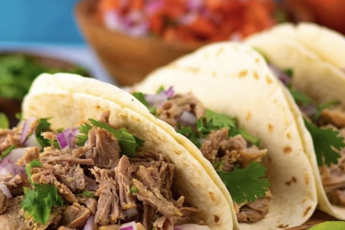 ¿Quién es el dueño de la taquería mexicana que prepara los mejores tacos de carnitas y dónde se ubica?