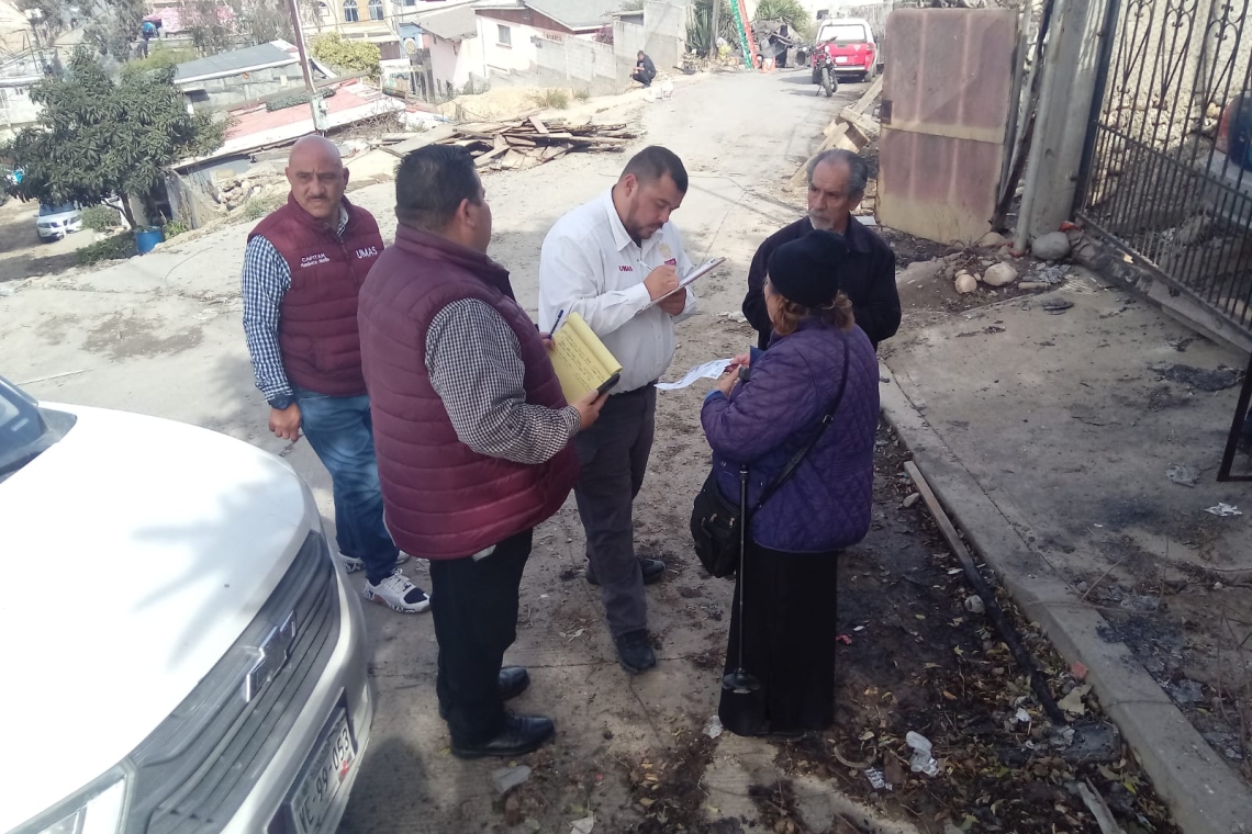 Alcalde Burgueño acude con apoyo a víctimas de incendio en Cumbres del Rubí