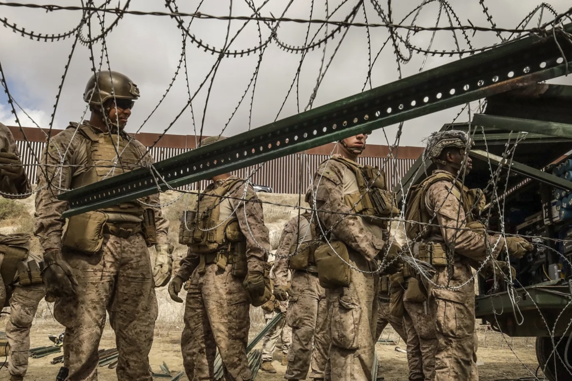 EE.UU. refuerza con alambre de púas el muro fronterizo entre San Diego y Tijuana