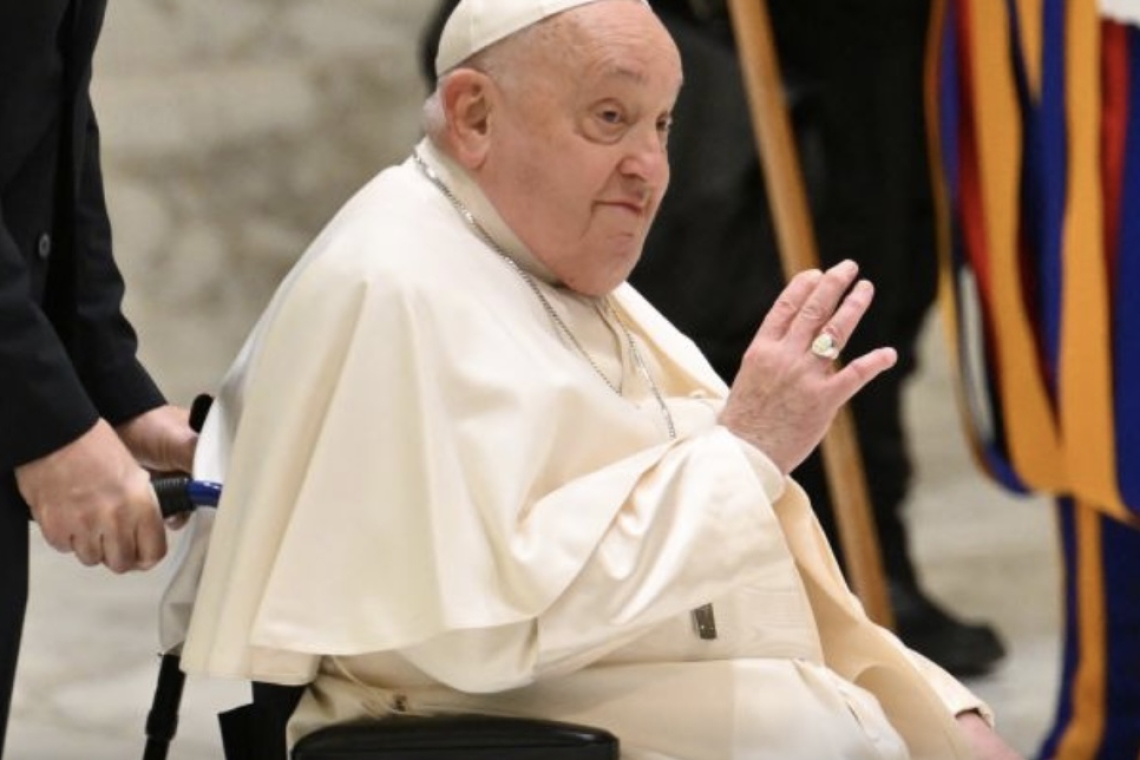 El papa Francisco muestra una &quot;ligera mejoría&quot; tras el diagnóstico de neumonía, dice el Vaticano