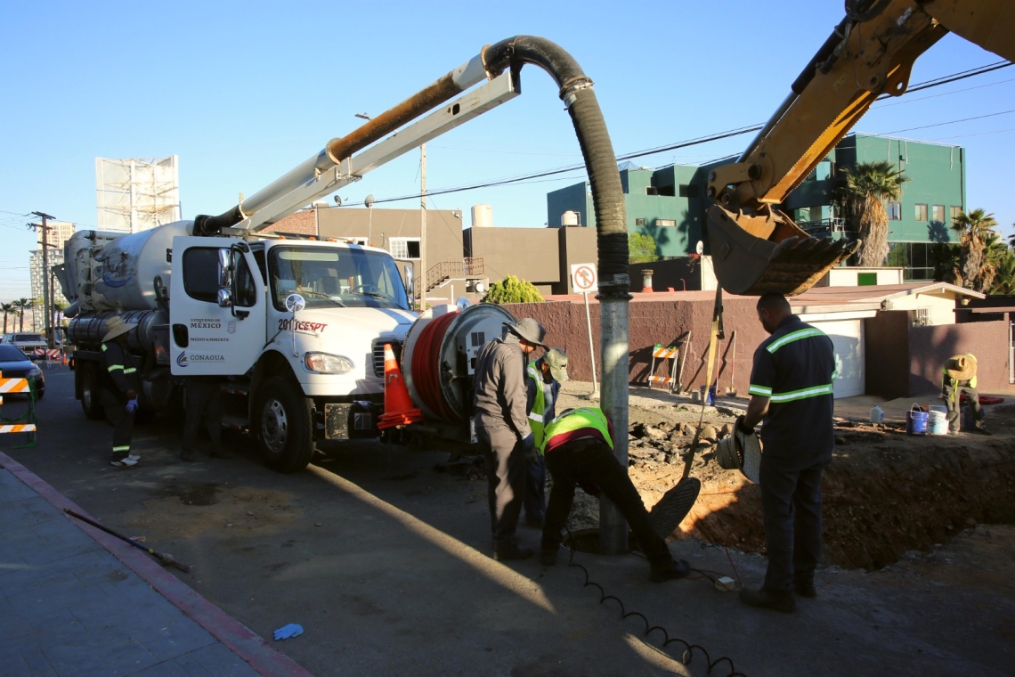TRABAJA CESPT EN LA REUBICACIÓN DE RED SANITARIA EN LA COLONIA HIPÓDROMO