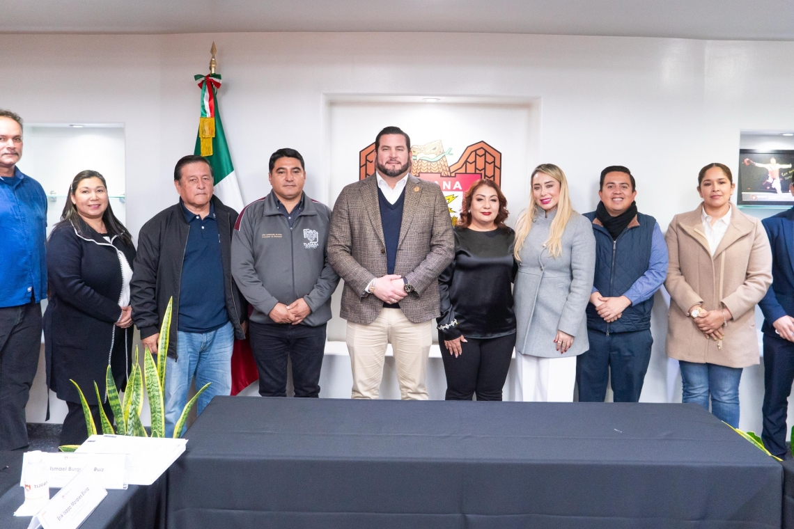 Toma protesta Ismael Burgueño Ruiz a nueva directora de DESOM