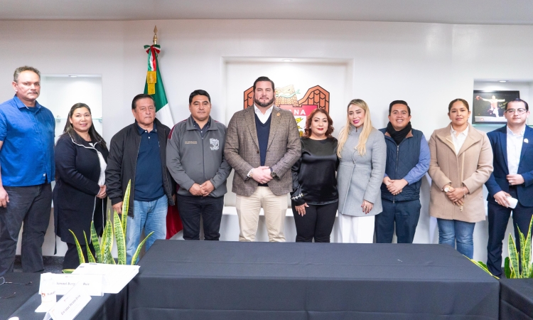 Toma protesta Ismael Burgueño Ruiz a nueva directora de DESOM