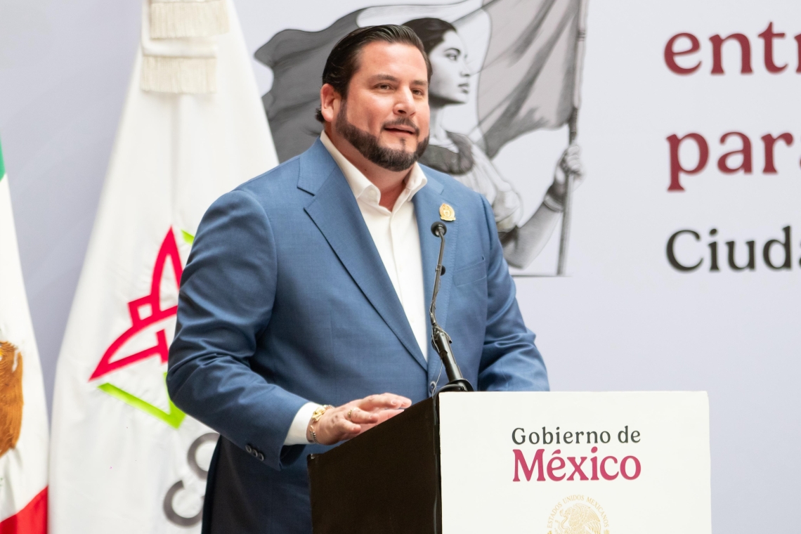 Atestigua Ismael Burgueño histórica firma de convenio entre Mexicana de Aviación y Correos de México