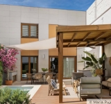 Ni sombrillas ni toldos: esta es la solución más duradera y decorativa para llevar la sombra a tu jardín