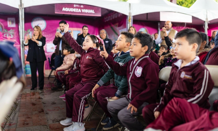 Estado proporciona lentes a estudiantes