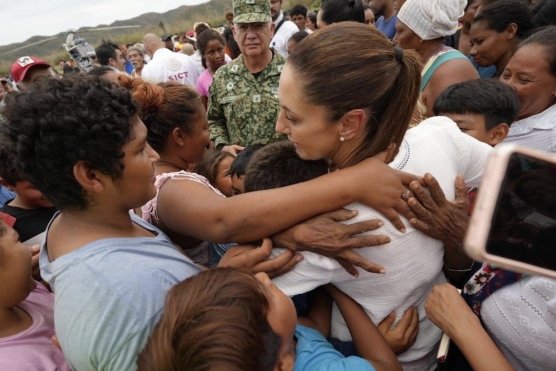Sheinbaum recorre zonas más afectadas por 'Erick' en Oaxaca