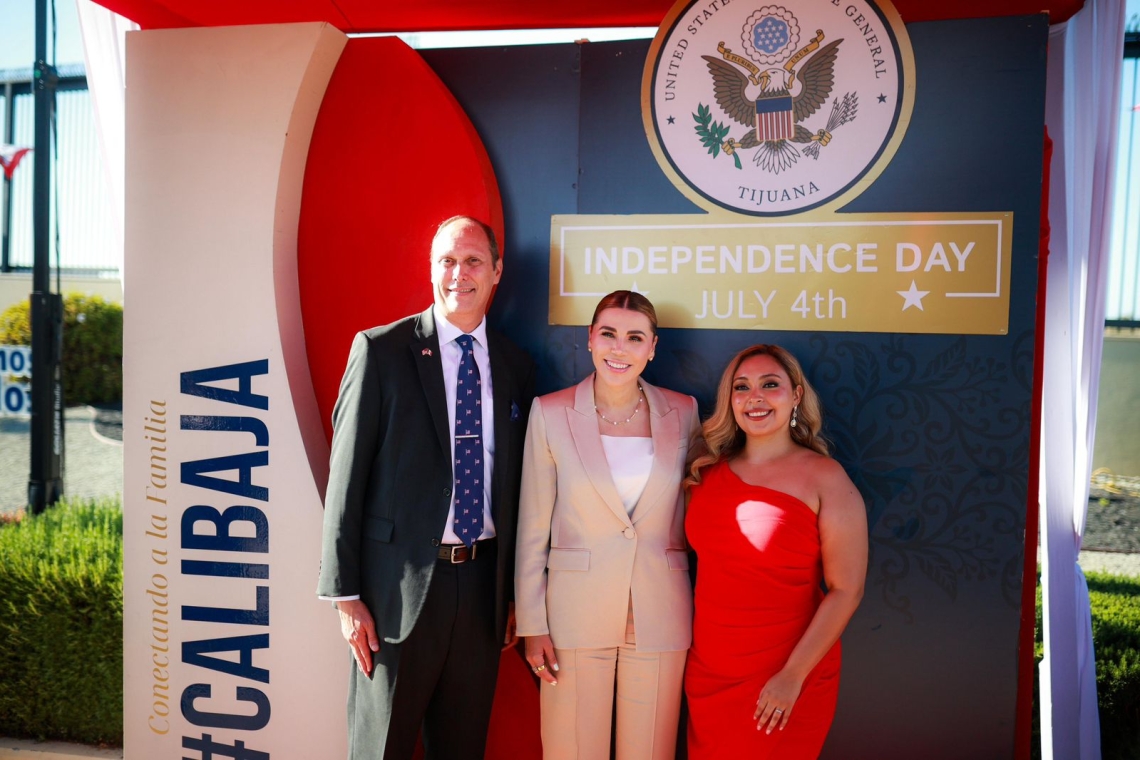 Gobernadora de Baja California acude al 249 Aniversario de la Independencia de EU
