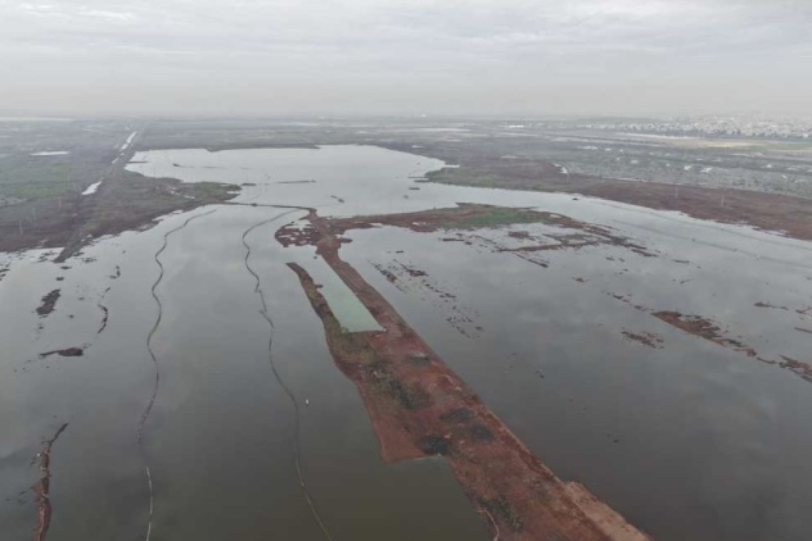 El agua vuelve al lago de Texcoco y tapa los restos del aeropuerto descartado por López Obrador