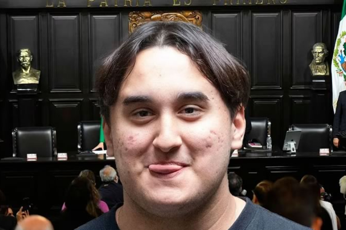 Captan al hijo menor de AMLO en Parlamento Juvenil del Senado, evento que promovió Morena