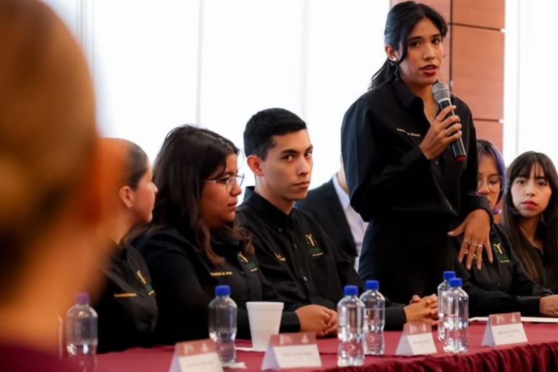 Gobernadora atiende a universitarios de UABC