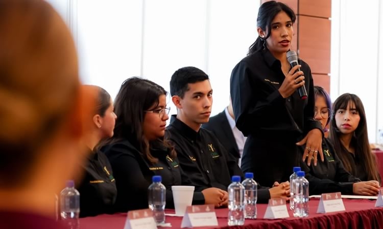 Gobernadora atiende a universitarios de UABC