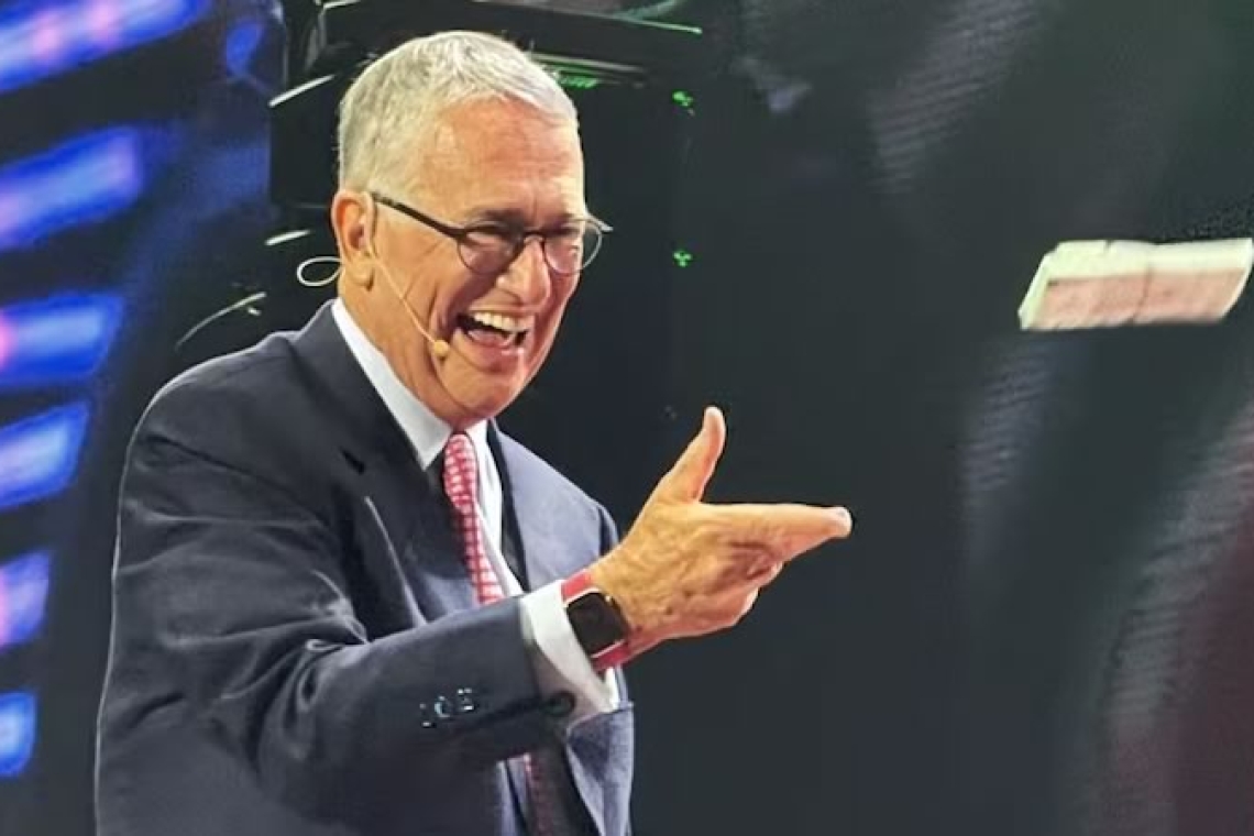 El cumpleaños de Salinas Pliego: un baño de masas con sátira de Morena y una propuesta para pagar su deuda en el SAT