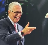 El cumpleaños de Salinas Pliego: un baño de masas con sátira de Morena y una propuesta para pagar su deuda en el SAT