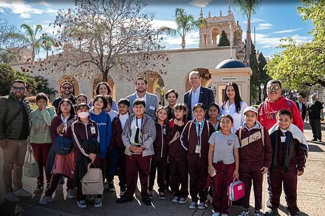 Acompaña Ismael Burgueño a estudiantes de Tijuana a recorrido binacional al Museo de Arte de San Diego