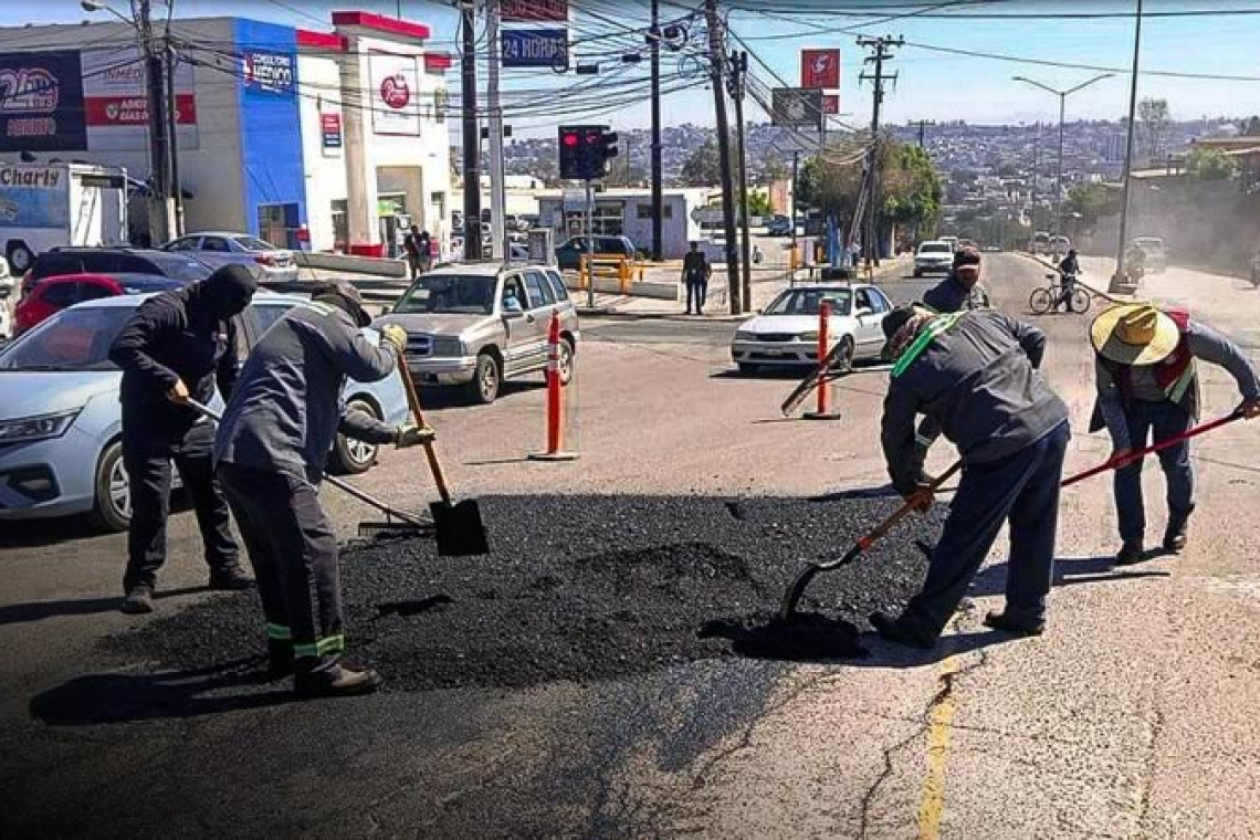 Beneficia Gobierno Municipal a cerca de 70 mil tijuanenses con trabajos de bacheo en distintas delegaciones