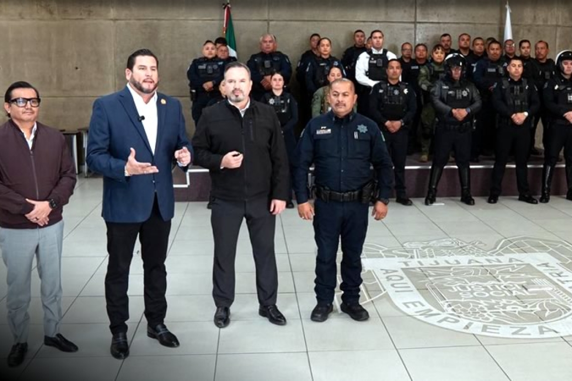Entrega Ismael Burgueño cámaras corporales a elementos de la Policía Municipal de Tijuana