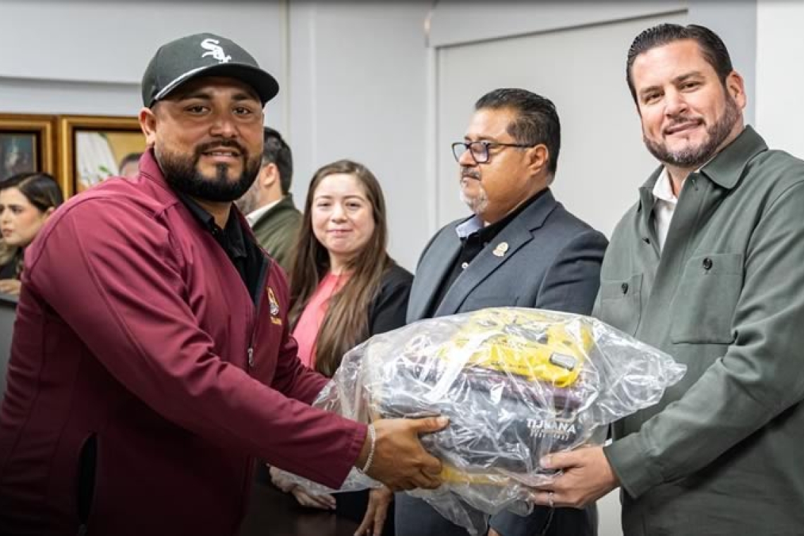 Entrega Ismael Burgueño uniformes y equipo a personal operativo del XXV Ayuntamiento de Tijuana