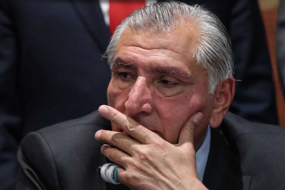 Adán Augusto López habría sido visto en Reforma tras versiones sobre su internamiento en Hospital Ángeles