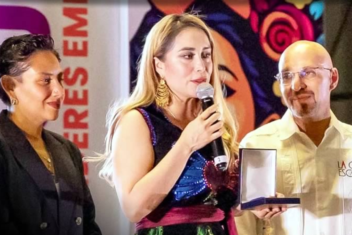 Galardón, a Sindica Mtra. Teresita Balderas