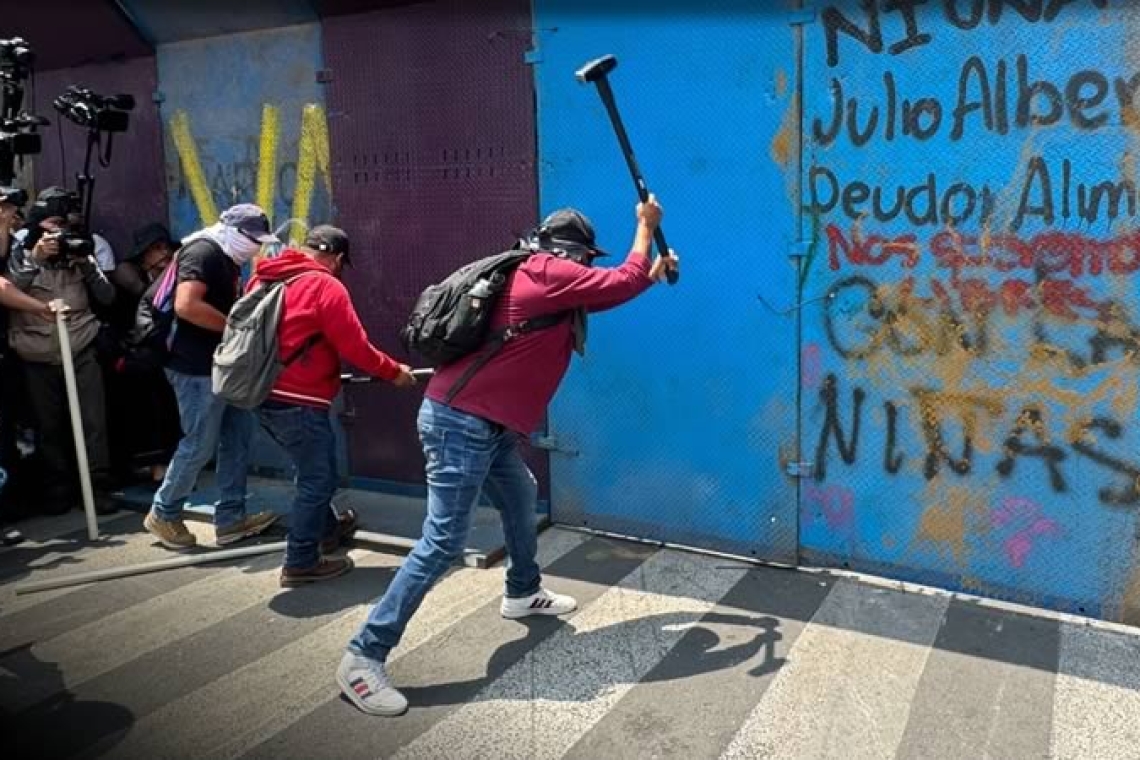 Sheinbaum ve provocación en protestas de la CNTE y rechaza represión; "no somos Díaz Ordaz", subrayó