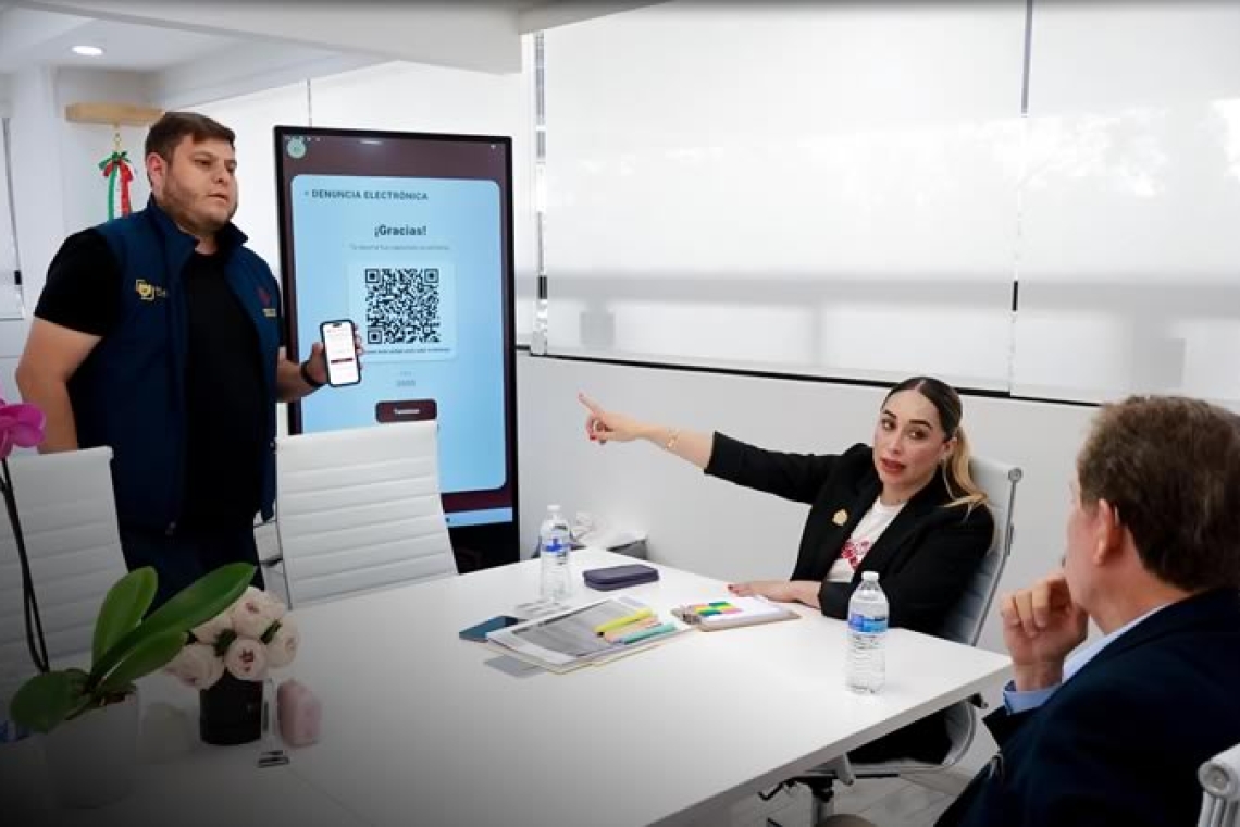 Presenta síndica procuradora kioskos digitales al presidente del Consejo Coordinador Empresarial