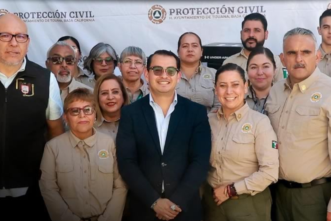 Entrega Abdiel Gutiérrez Coronado paquetes completos de uniformes a personal de Protección Civil