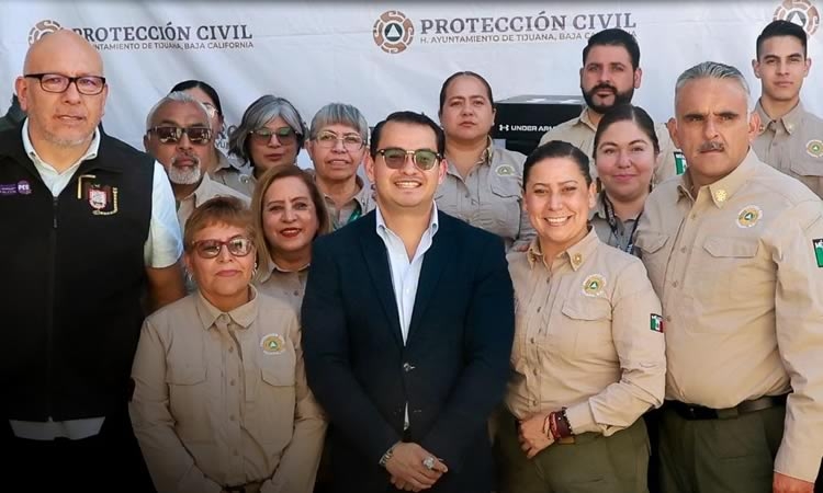 Entrega Abdiel Gutiérrez Coronado paquetes completos de uniformes a personal de Protección Civil