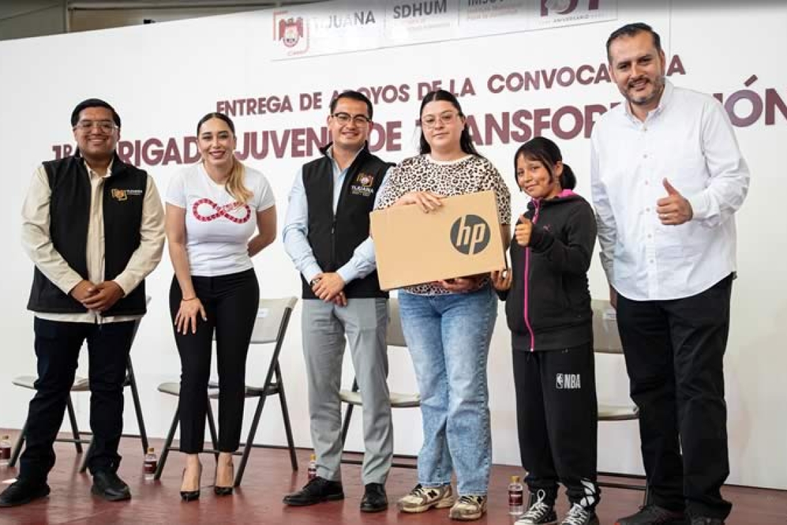 El alcalde Abdiel entregó computadoras portátiles 