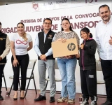 El alcalde Abdiel entregó computadoras portátiles 