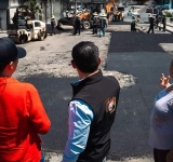 Supervisa alcalde Abdiel Gutiérrez Coronado acciones de bacheo en la colonia Mariano Matamoros