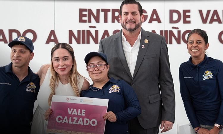Entrega Ismael Burgueño 200 vales para calzado a niñas y niños con discapacidad
