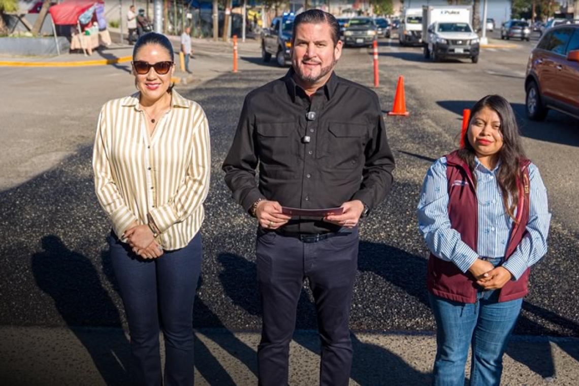 Supervisa Ismael Burgueño trabajos del programa 'Tijuana Sin Baches' en el bulevar Fundadores