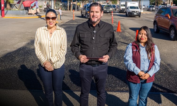Supervisa Ismael Burgueño trabajos del programa 'Tijuana Sin Baches' en el bulevar Fundadores
