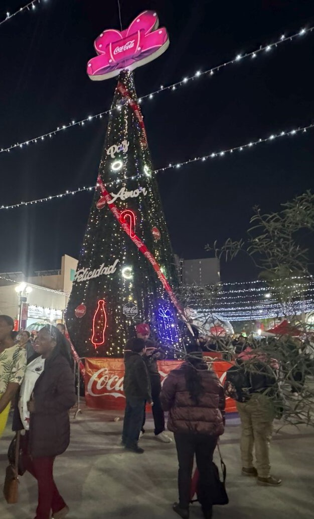 Arbol Navideno de la Coca Cola en Tijuana Foto Ernesto Eslava 1536x1152revar